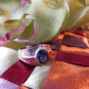Beautiful ring 10k yellow gold ring set with a blue topaz Size 12